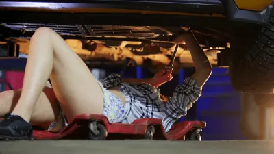 Girl auto mechanic — Girl fixes a car