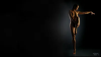 Naked women dancing — Beautiful naked dancers