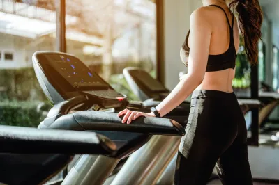 Treadmill running — Girl on the treadmill