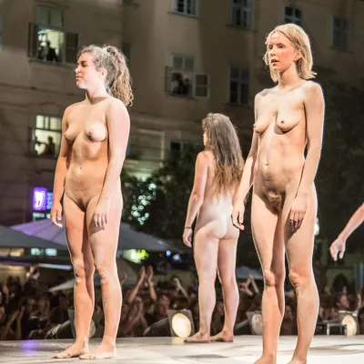 Beautiful naked women in the theater — Naked on stage