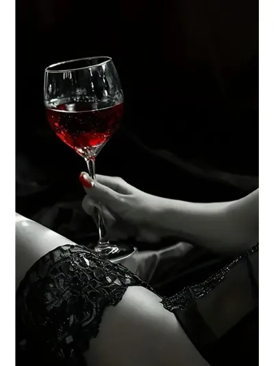 Beautiful girl with a glass — Glass of wine