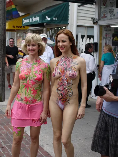 Body paint on nude women — Body art on a naked female