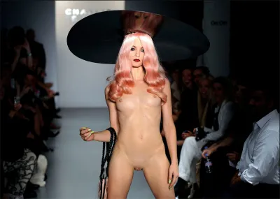 Charlie le mindou fashion — Naked fashion models on the catwalk