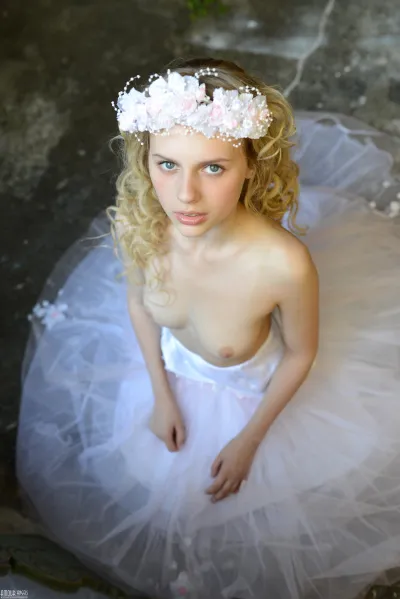 Brides in nude wedding dresses — Erotic bride