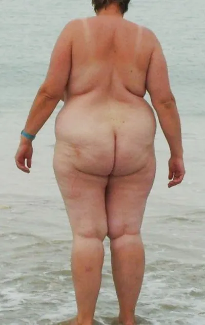 Fat naked on the beach — Naked women with cellulite on the beach