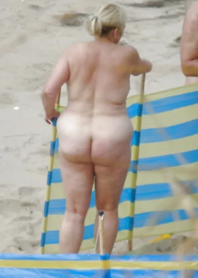 Butts of naked old women on the beach — Bare butts of women with cellulite