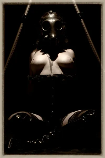 Gas mask — Nude art