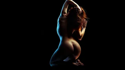 Naked girls on a dark background — Silhouette of a naked woman