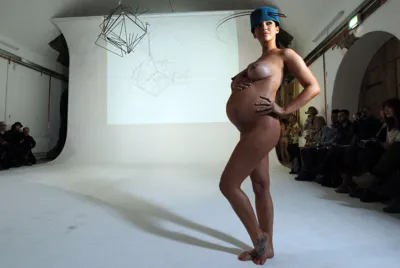 Naked women on the catwalk — Photo shoot of a naked pregnant woman