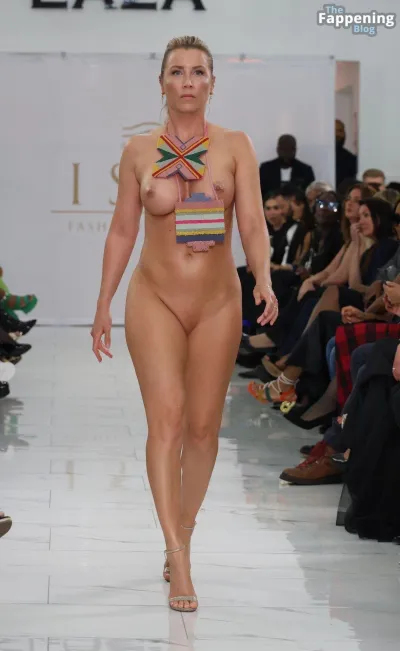Naked women on the catwalk — Show of naked models