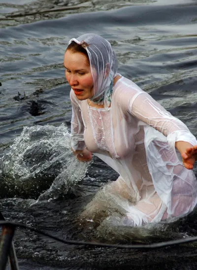 Baptismal bathing — Naked swimming for baptism