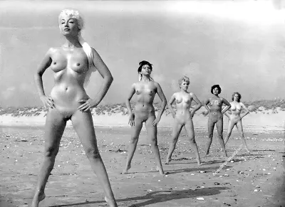 Naked women on the beach retro — Retro nudists