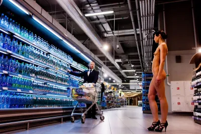 Naked girl in a shopping center — Naked women in a supermarket